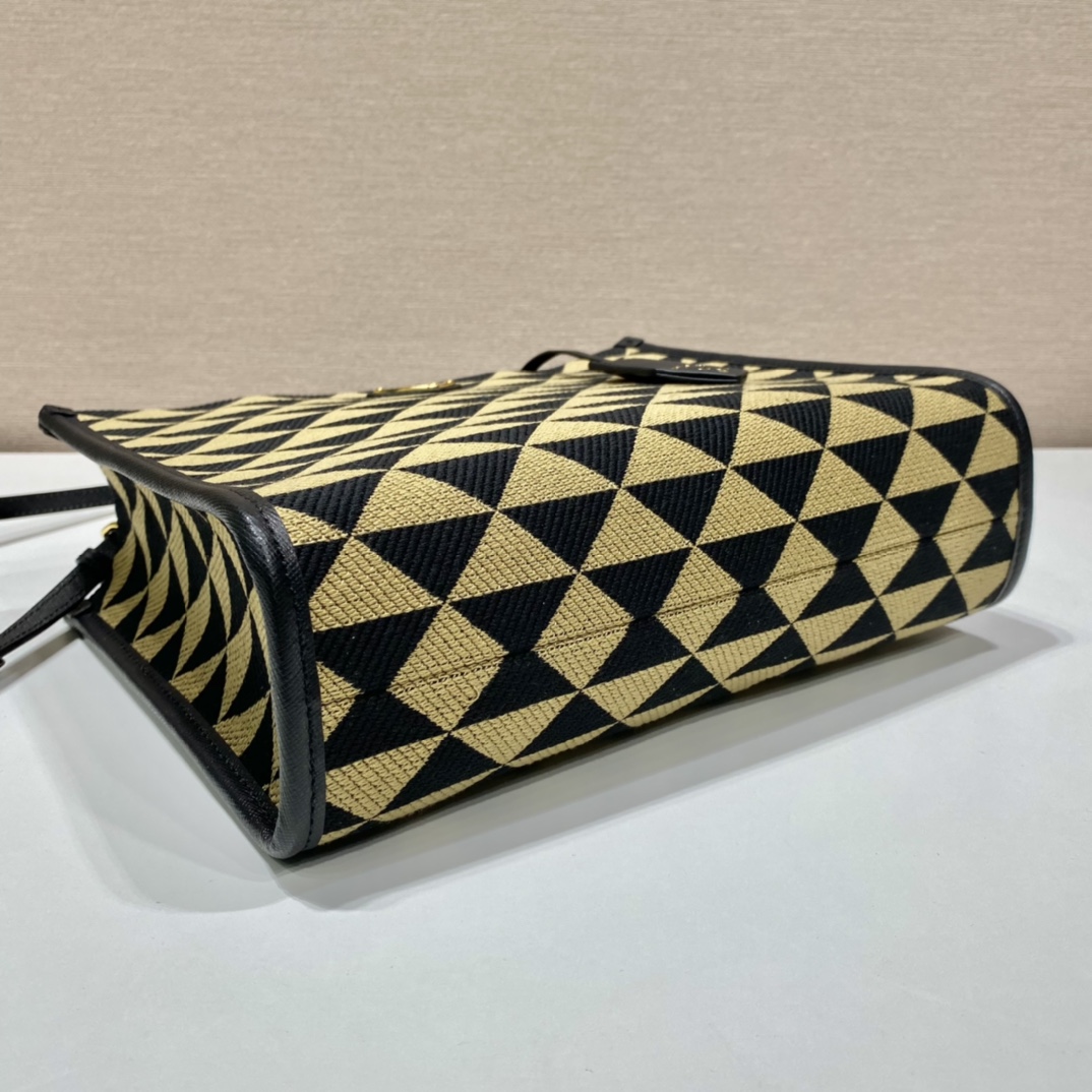 Pra*a small tote in saffiano leather 1ba354-28*22*9cm