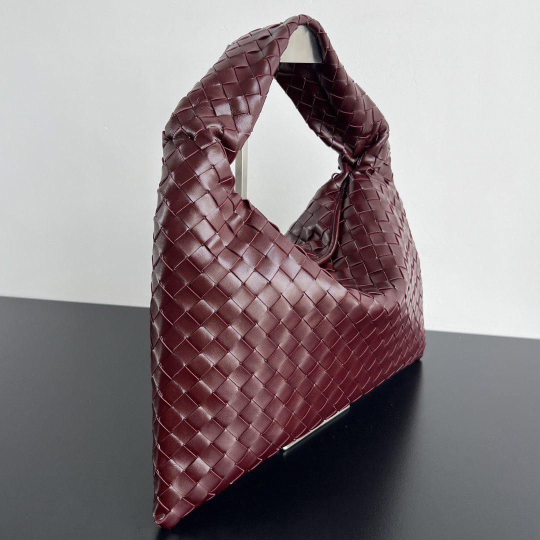 b0tt*ga Ven*ta hop bag-46x21x10cm