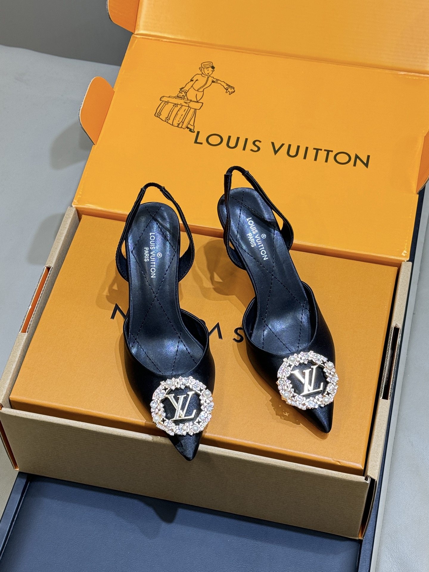 L0vis Vvtt0n Pumps