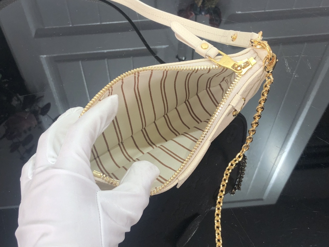 l0*is V*t0n easy pouch on strap-19x11.5x3cm