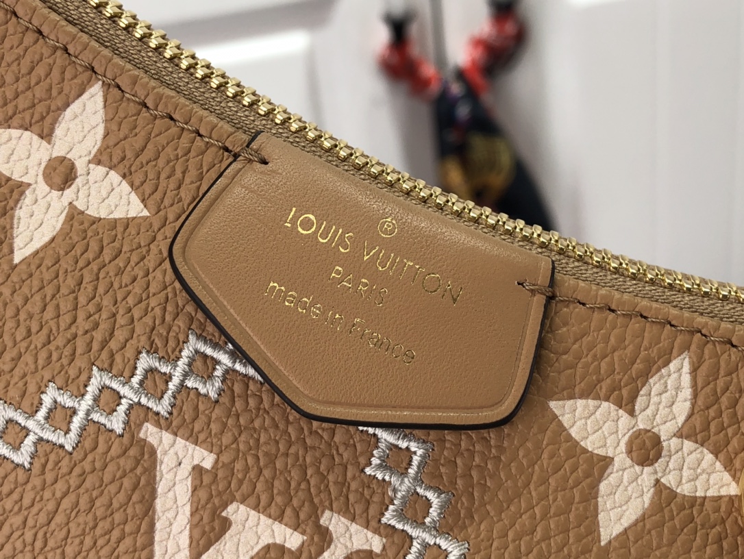 l0*is V*t0n easy pouch on strap-19x11.5x3cm