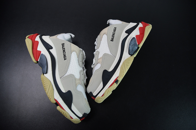 Ba*len*cia*ga triple s