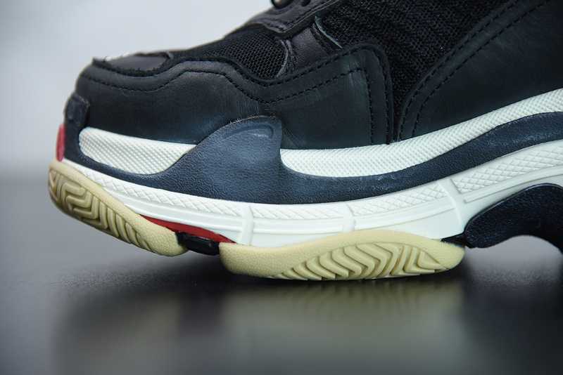 Ba*len*cia*ga triple s
