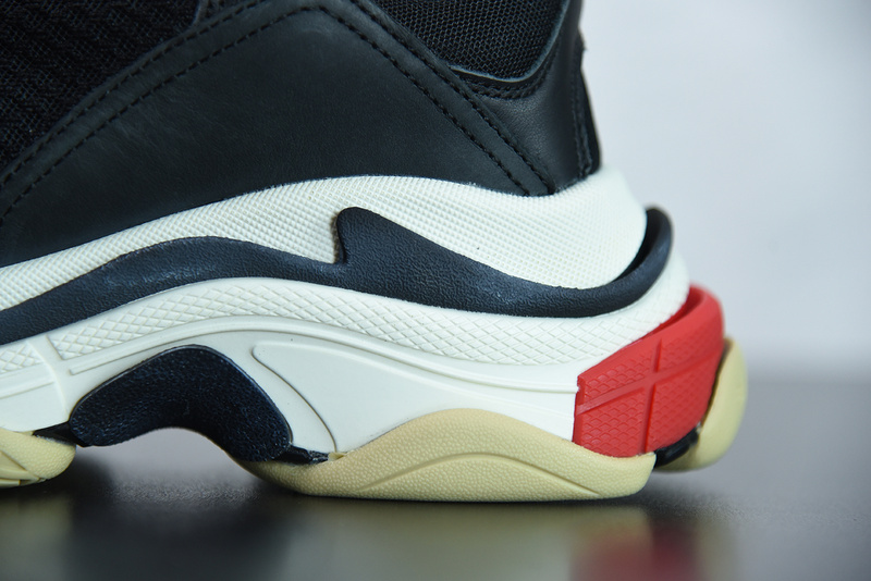 Ba*len*cia*ga triple s