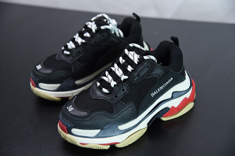 Ba*len*cia*ga triple s