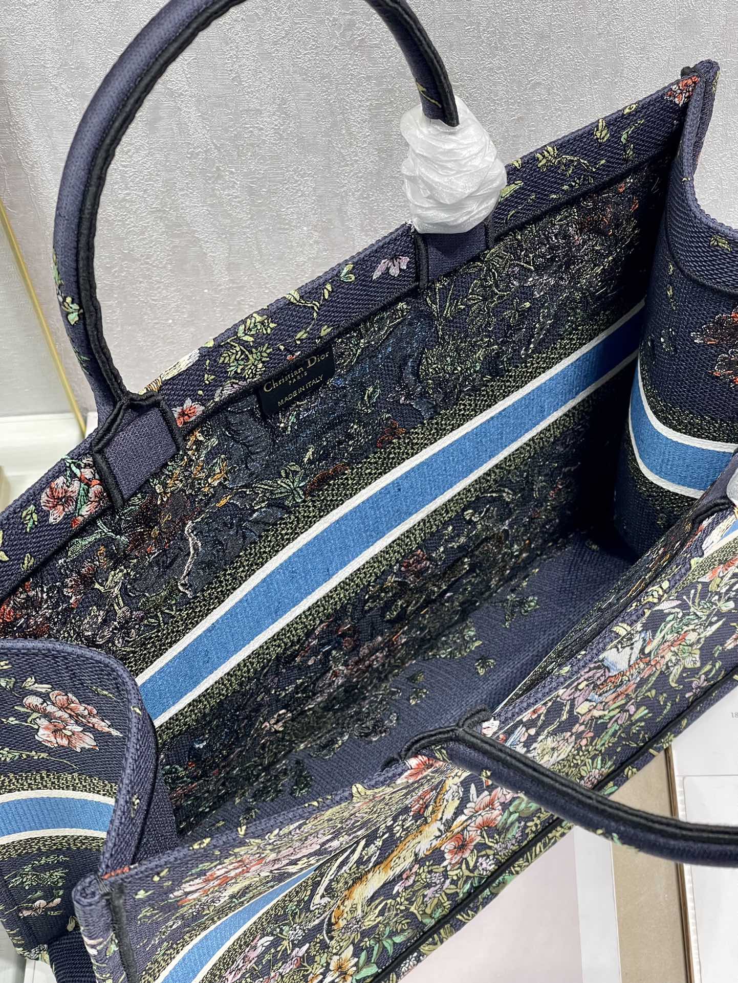 D*or book tote