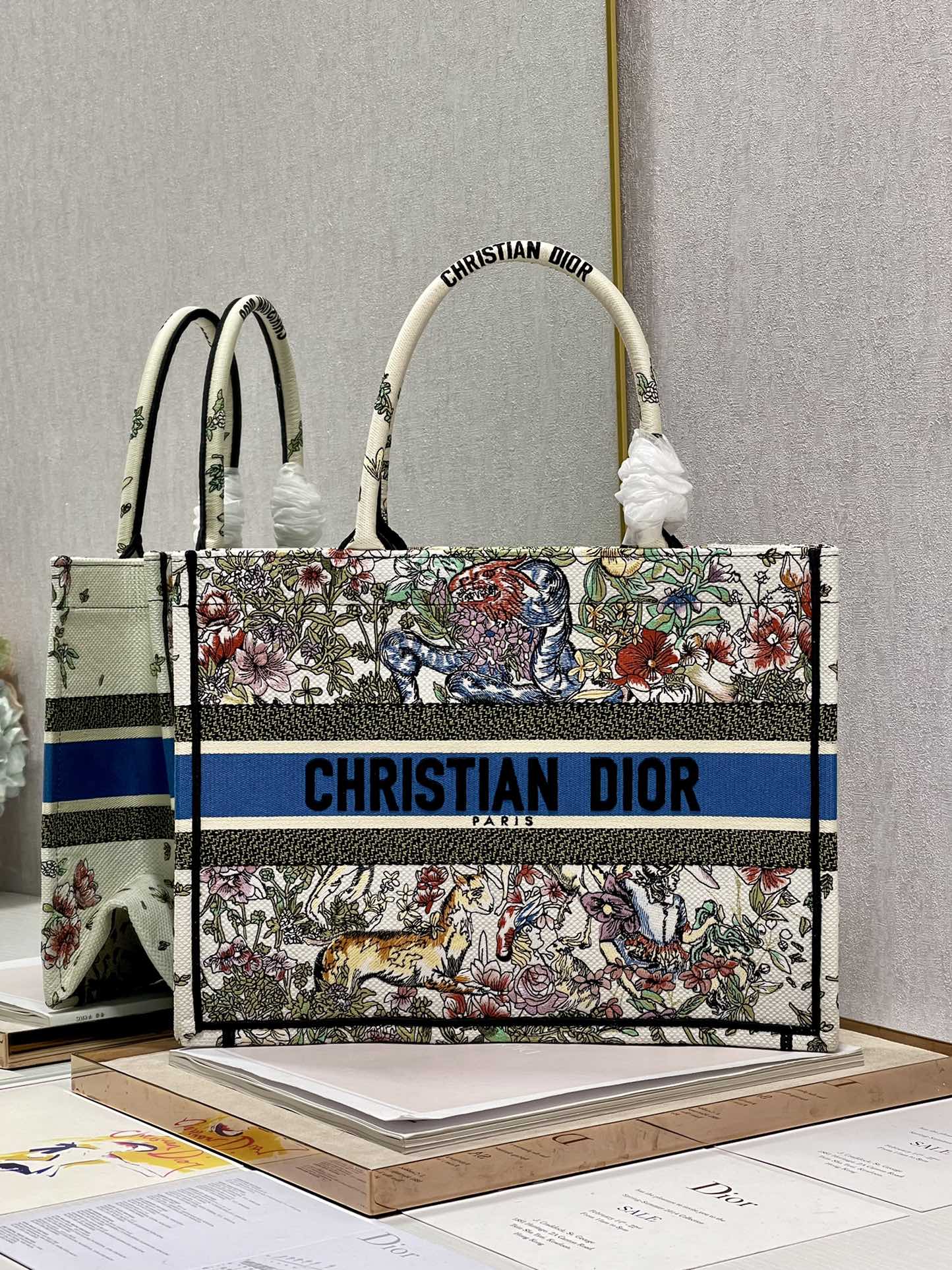 D*or book tote