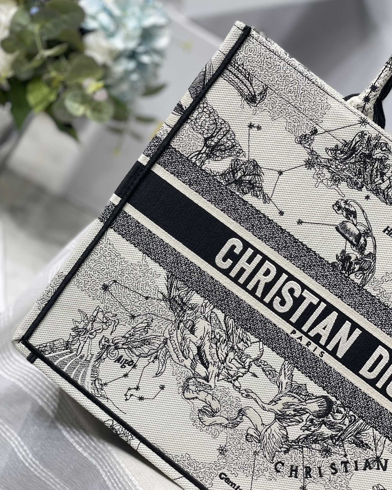 D*or small book tote