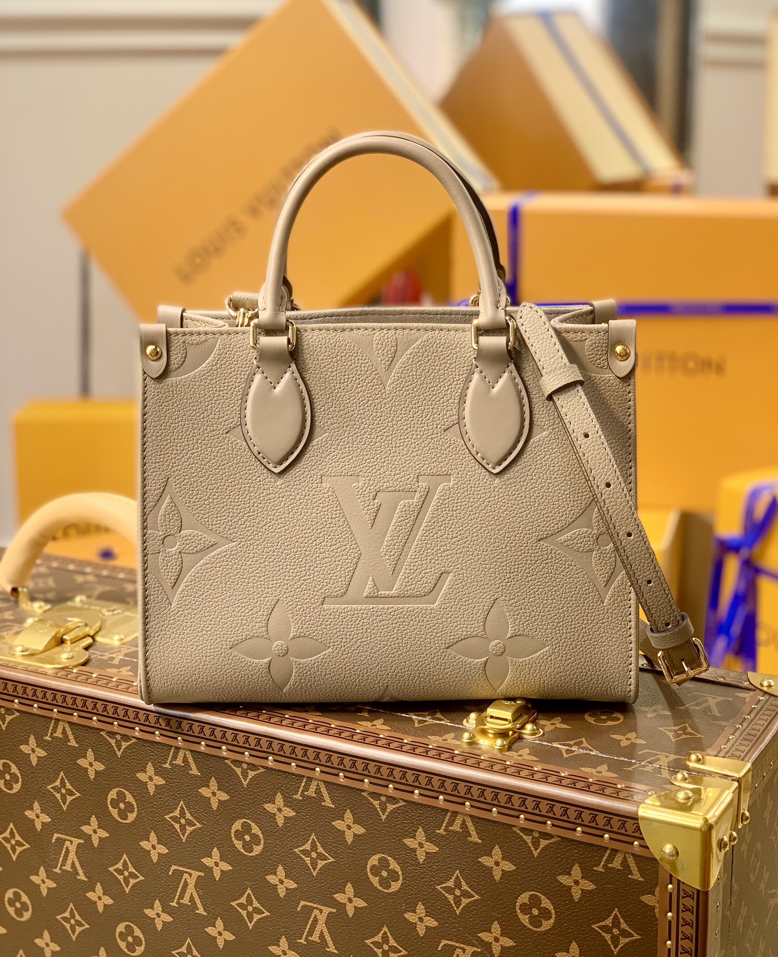 l0*is V*t0n onthego handbag-28*11*19cm