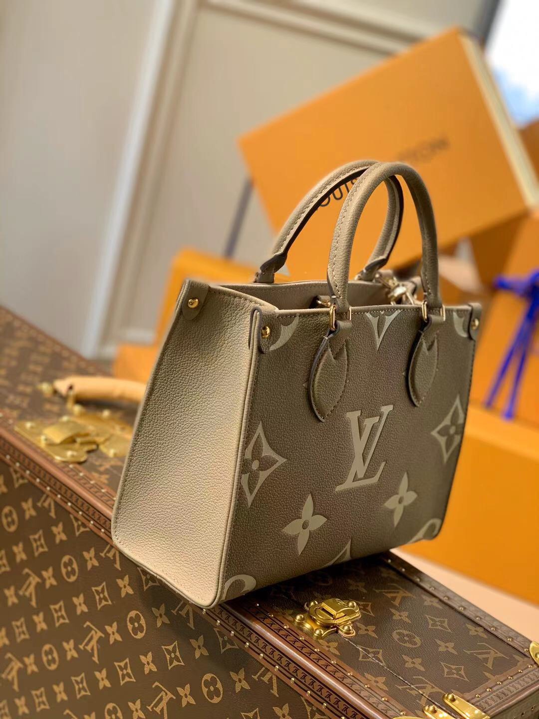l0*is V*t0n onthego handbag-28*11*19cm