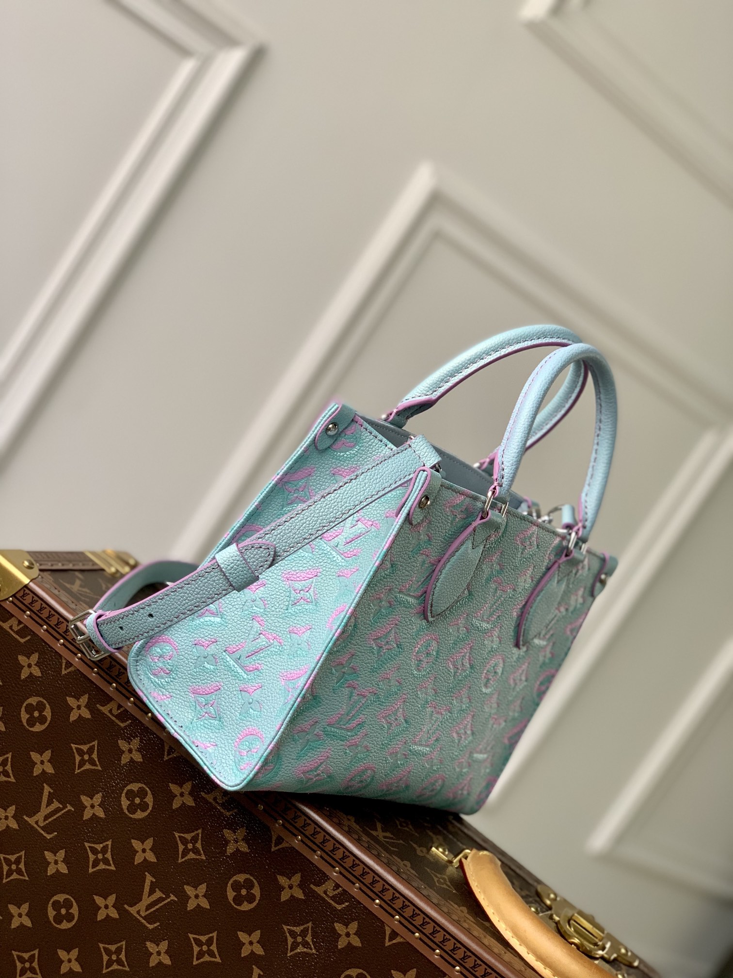 l0*is V*t0n onthego handbag-25*19*11.5 cm
