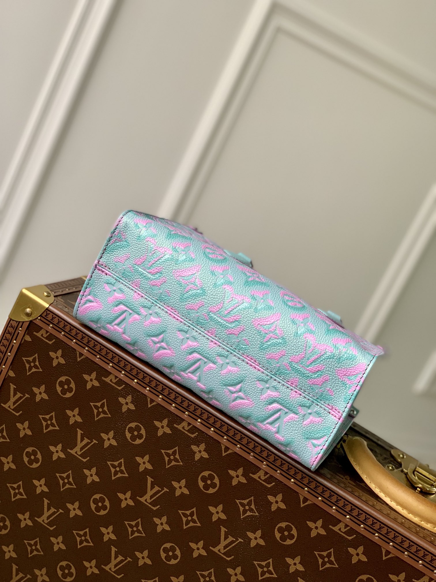 l0*is V*t0n onthego handbag-25*19*11.5 cm