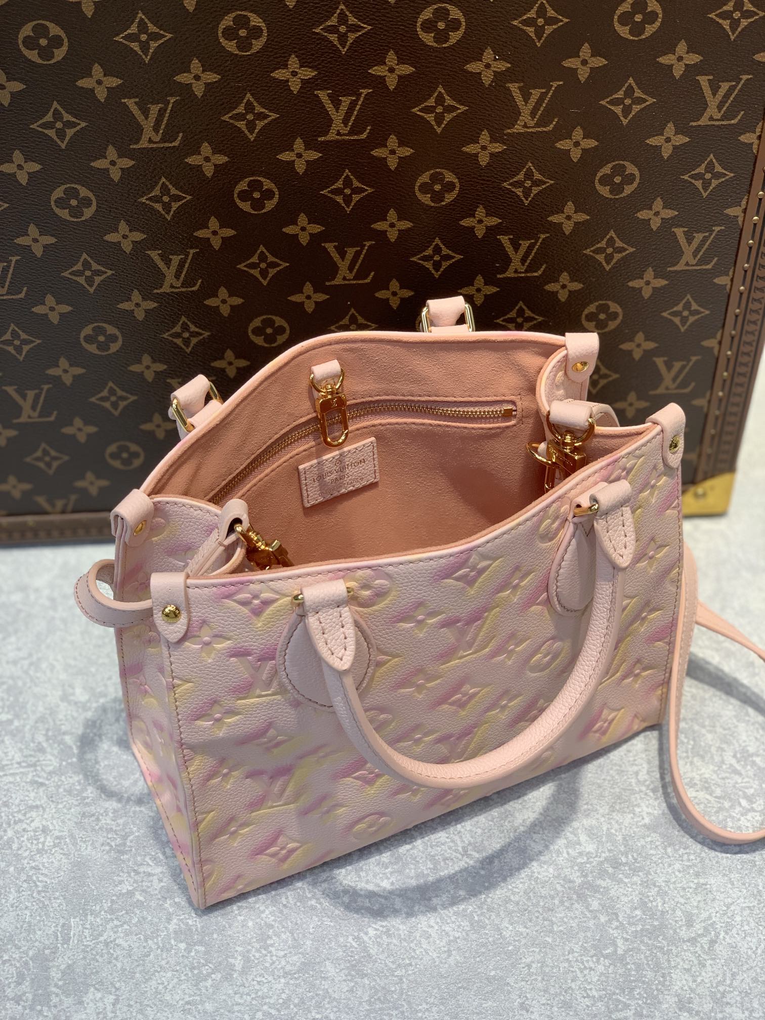 l0*is V*t0n onthego handbag-25*19*11.5 cm