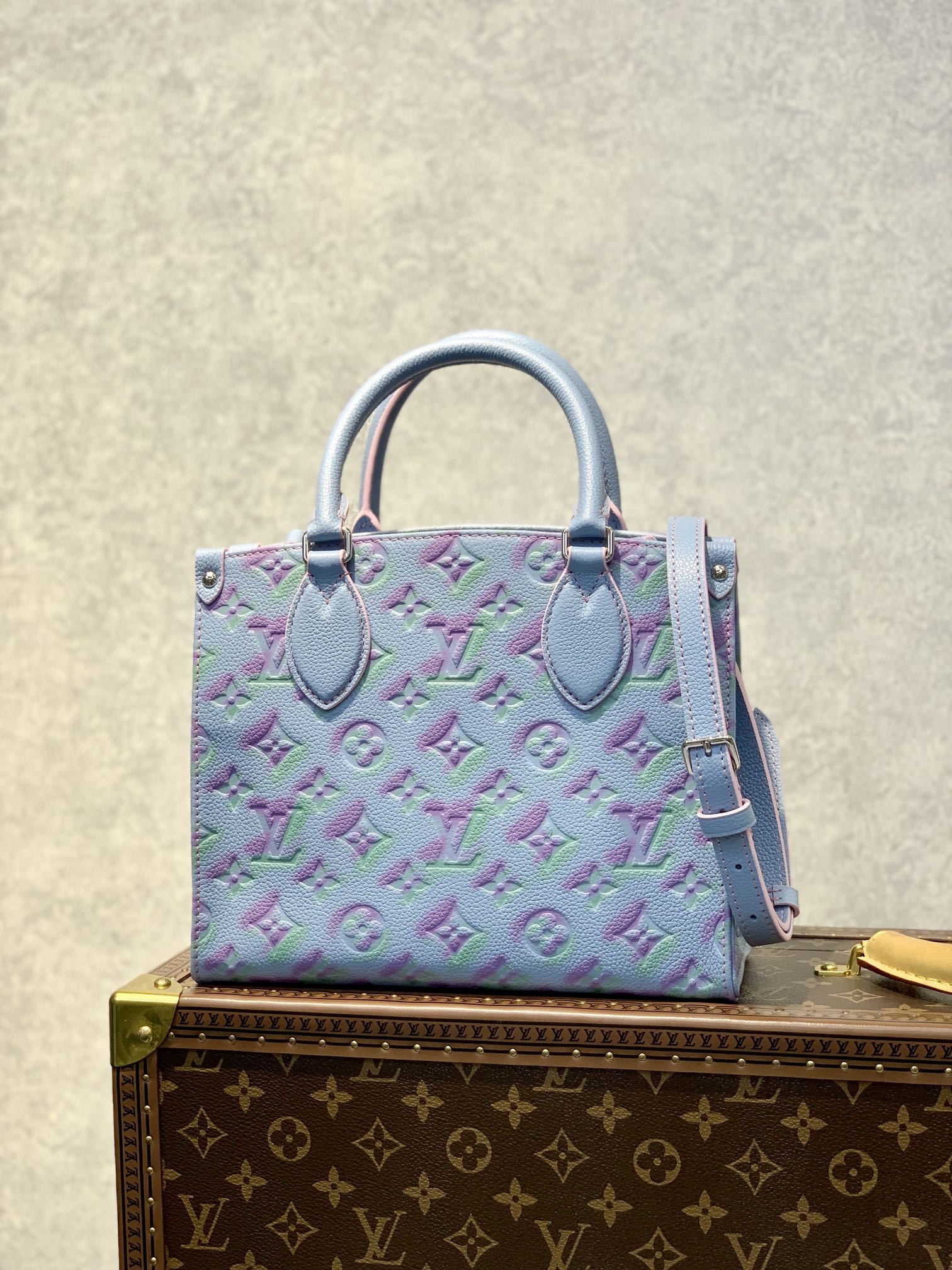 l0*is V*t0n onthego handbag-25*19*11.5 cm