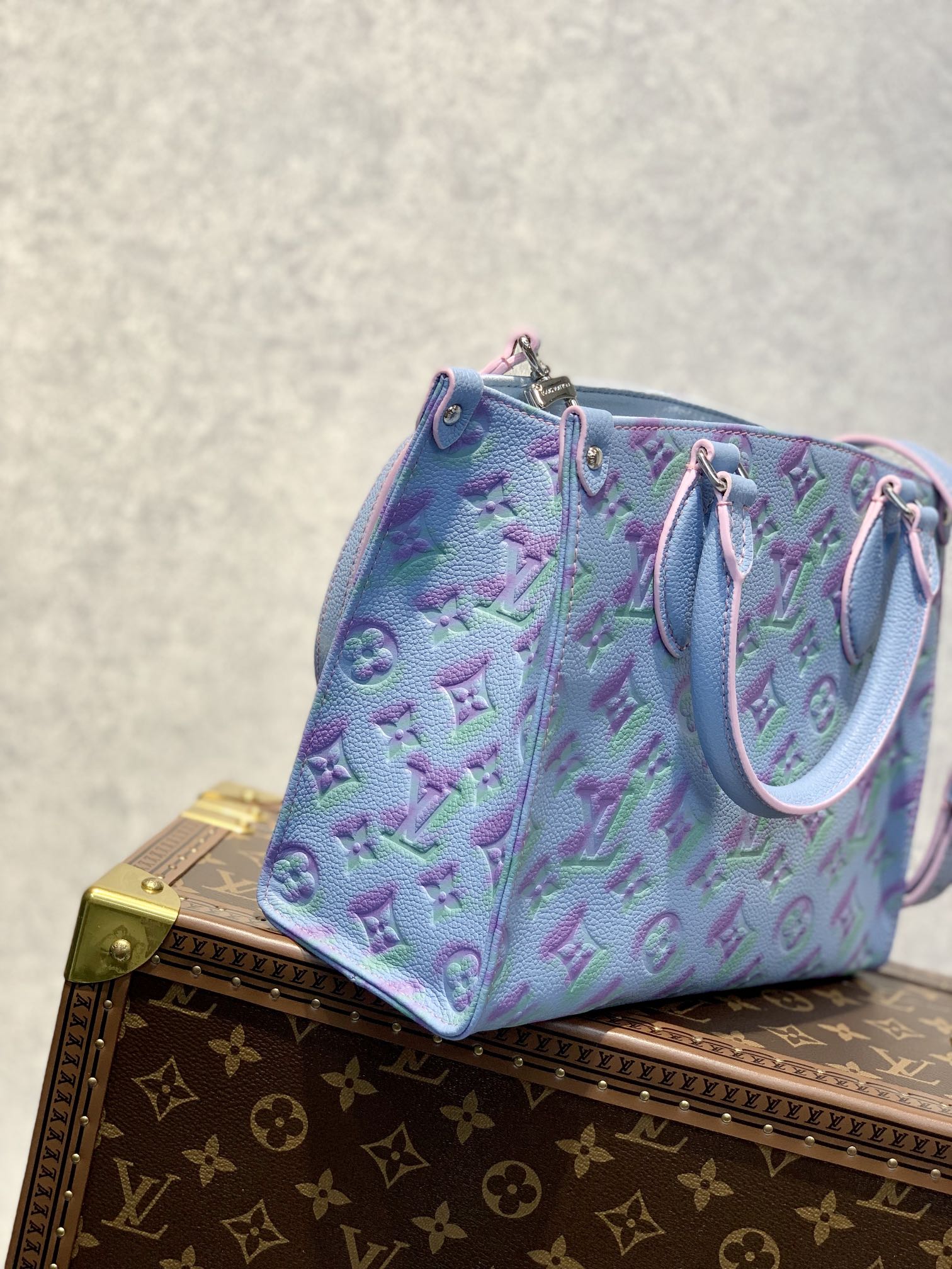 l0*is V*t0n onthego handbag-25*19*11.5 cm
