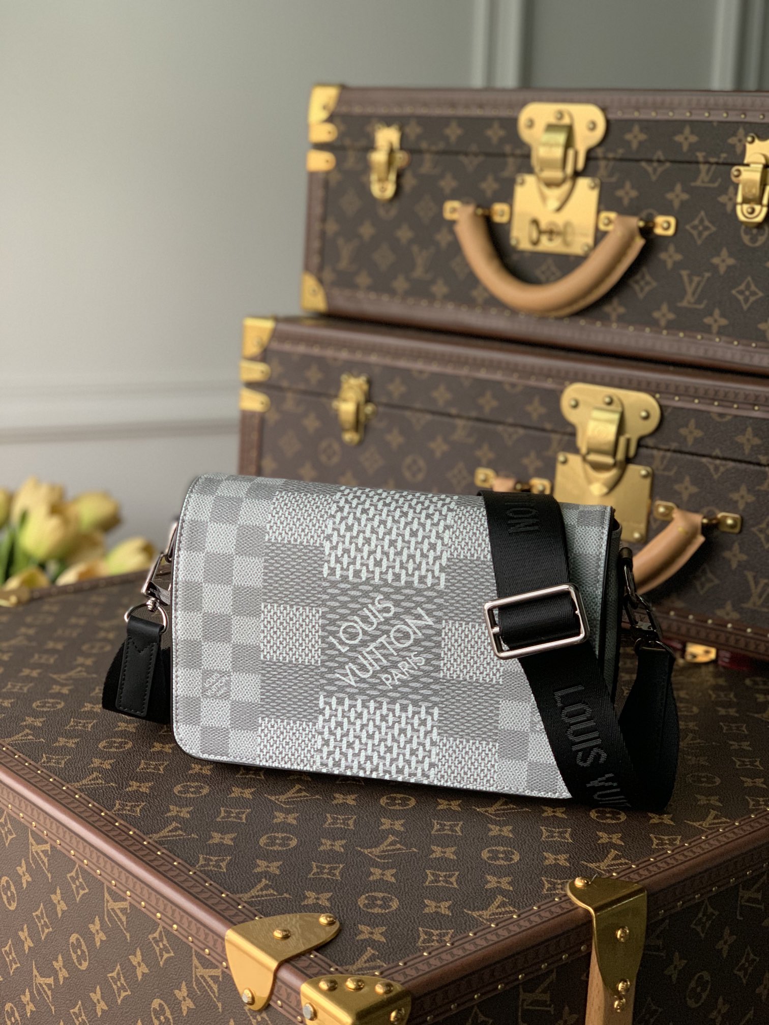 l0*is V*t0n studio messenger bag-23.5* 14*5 cm