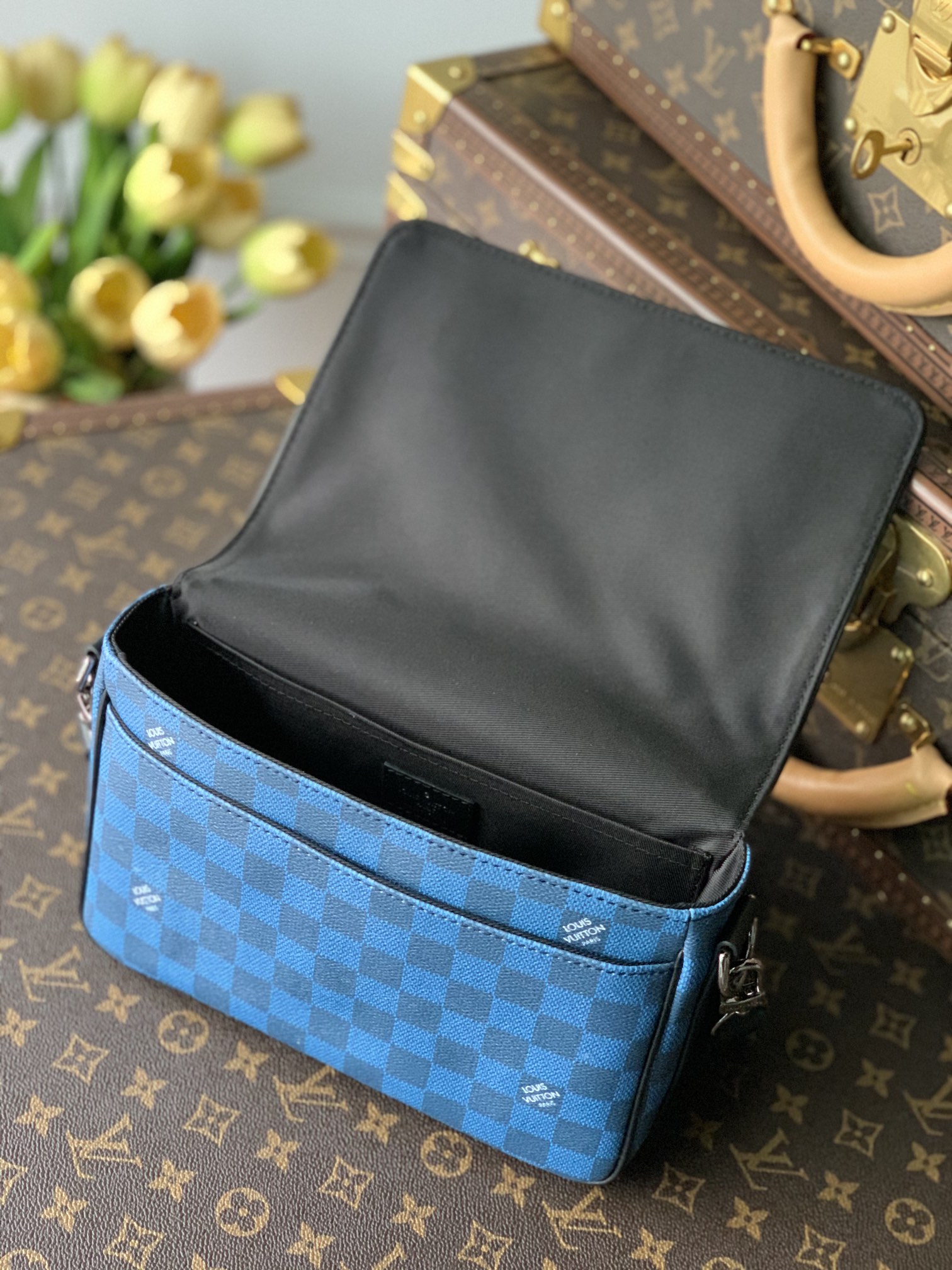 l0*is V*t0n studio messenger bag-23.5* 14*5 cm