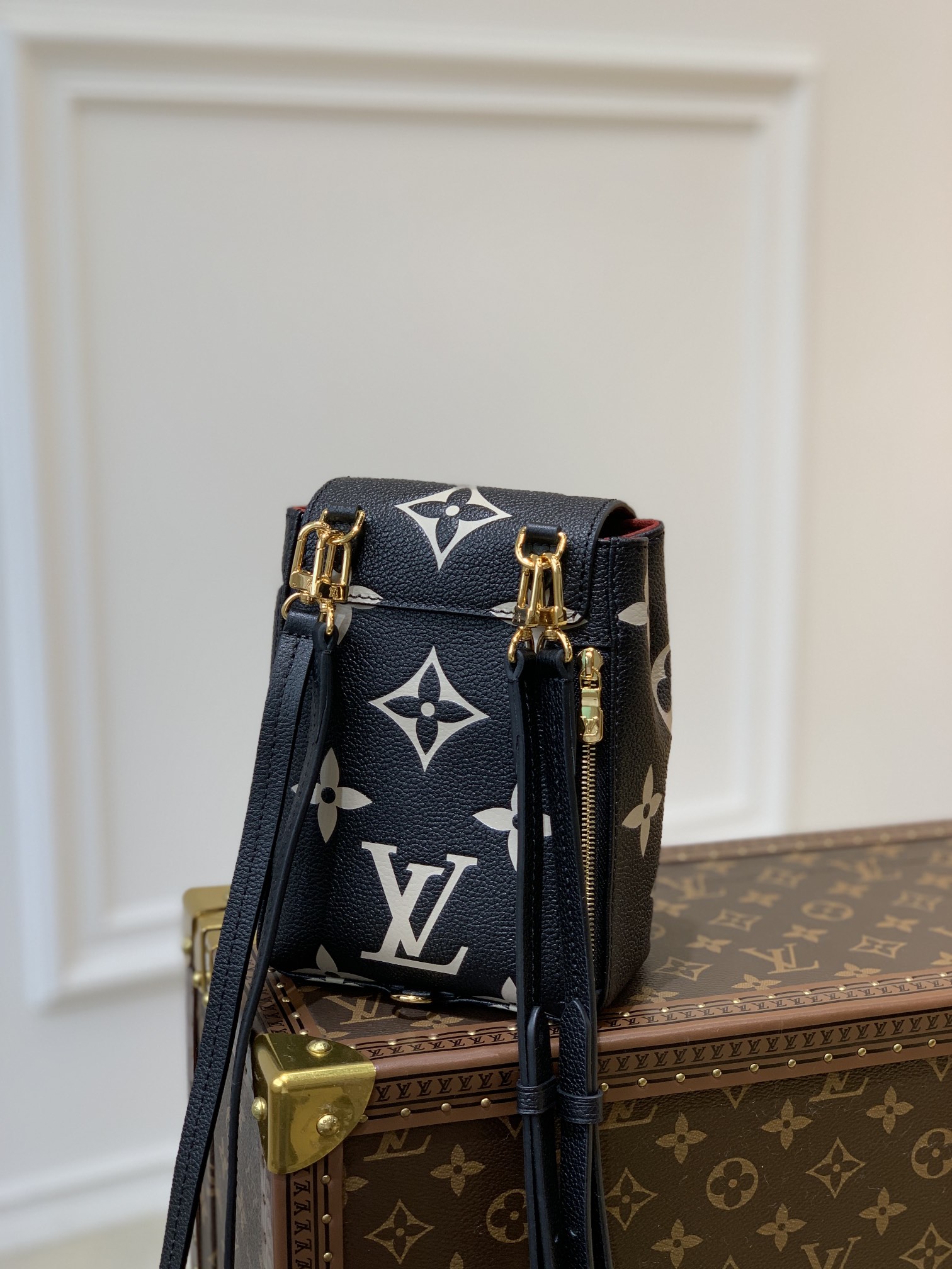 l0*is V*t0n by the pool backpack m80738-13*19*8cm