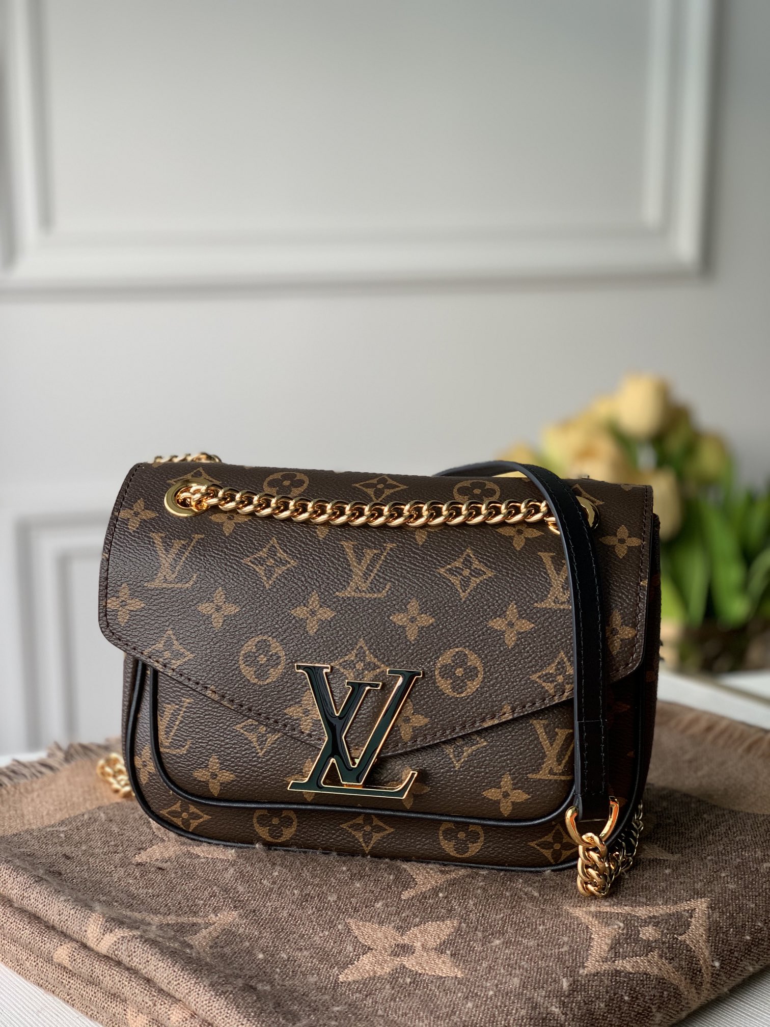 l0*is V*t0n compact chain bag m45592 -22*17*10cm