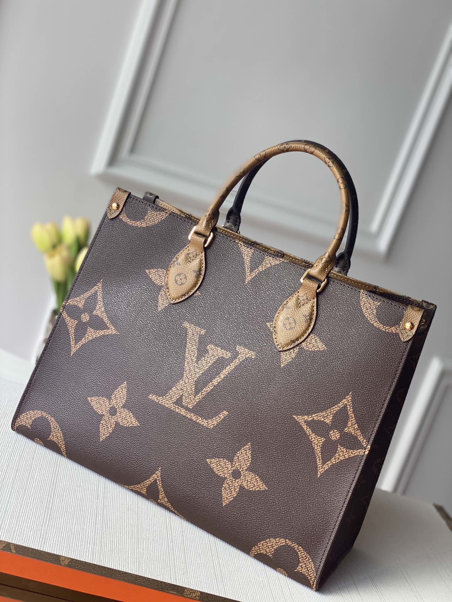 l0*is V*t0n small onthego handbag-35*28*15cm(black strap)