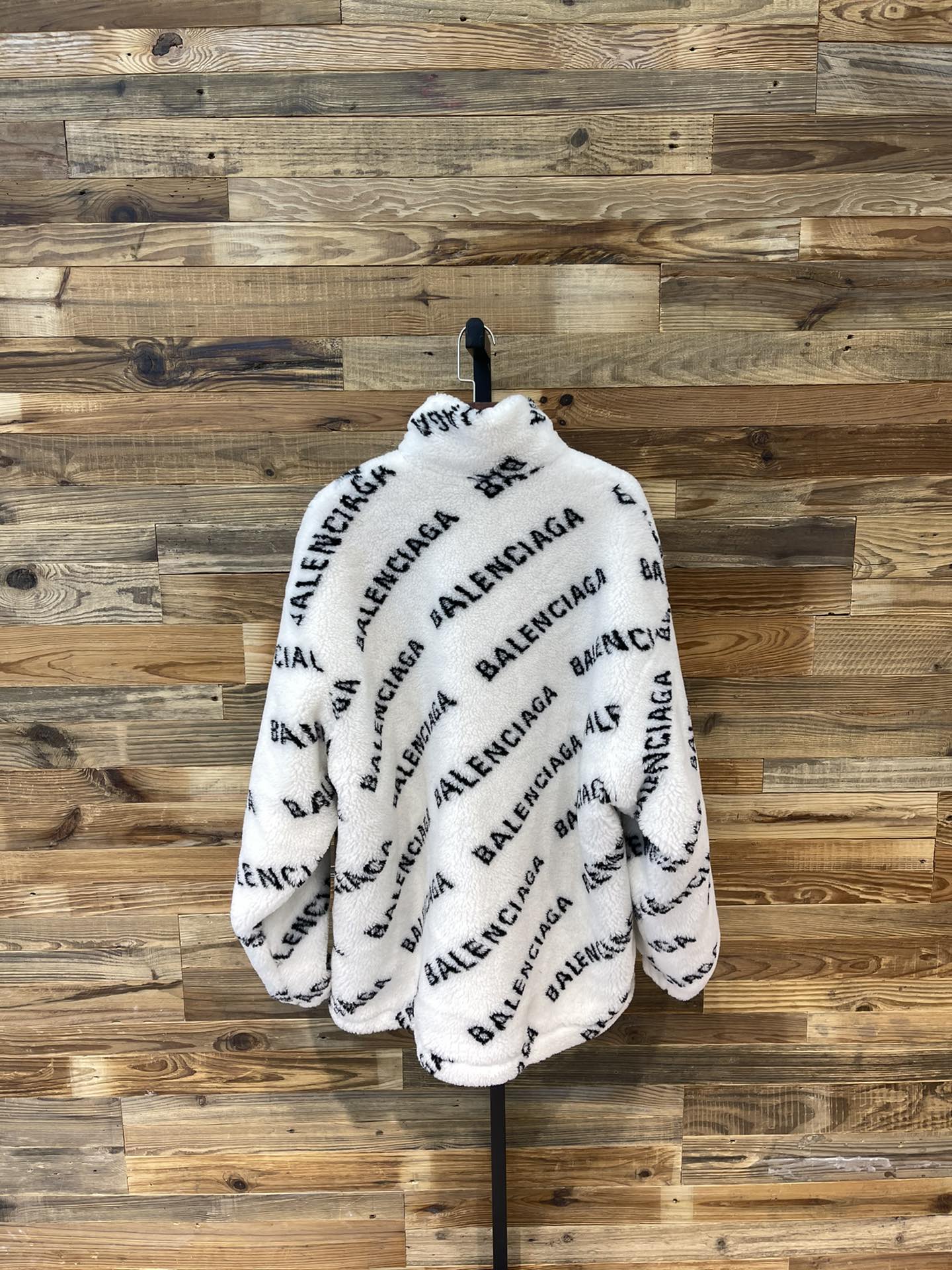 Ba*len*cia*ga fleece