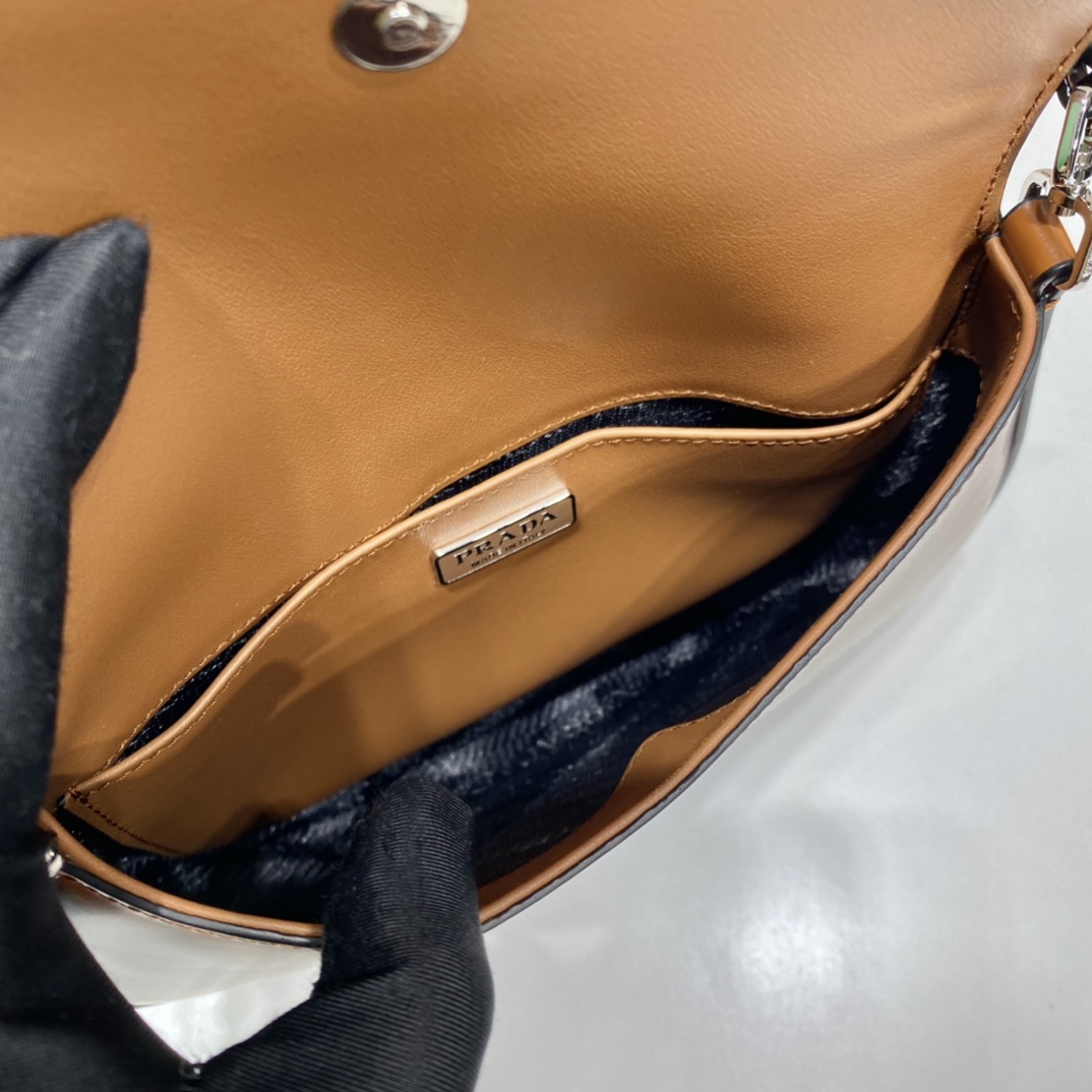 Pra*a cleo handbags-patent leather-23*18*4cm