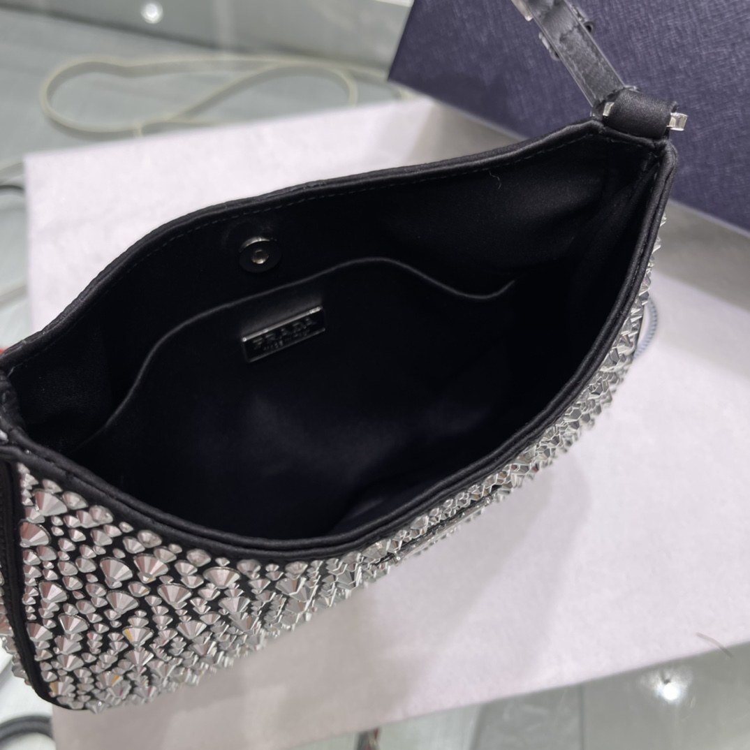 Pra*a cleo handbags-patent leather-23*18*4cm
