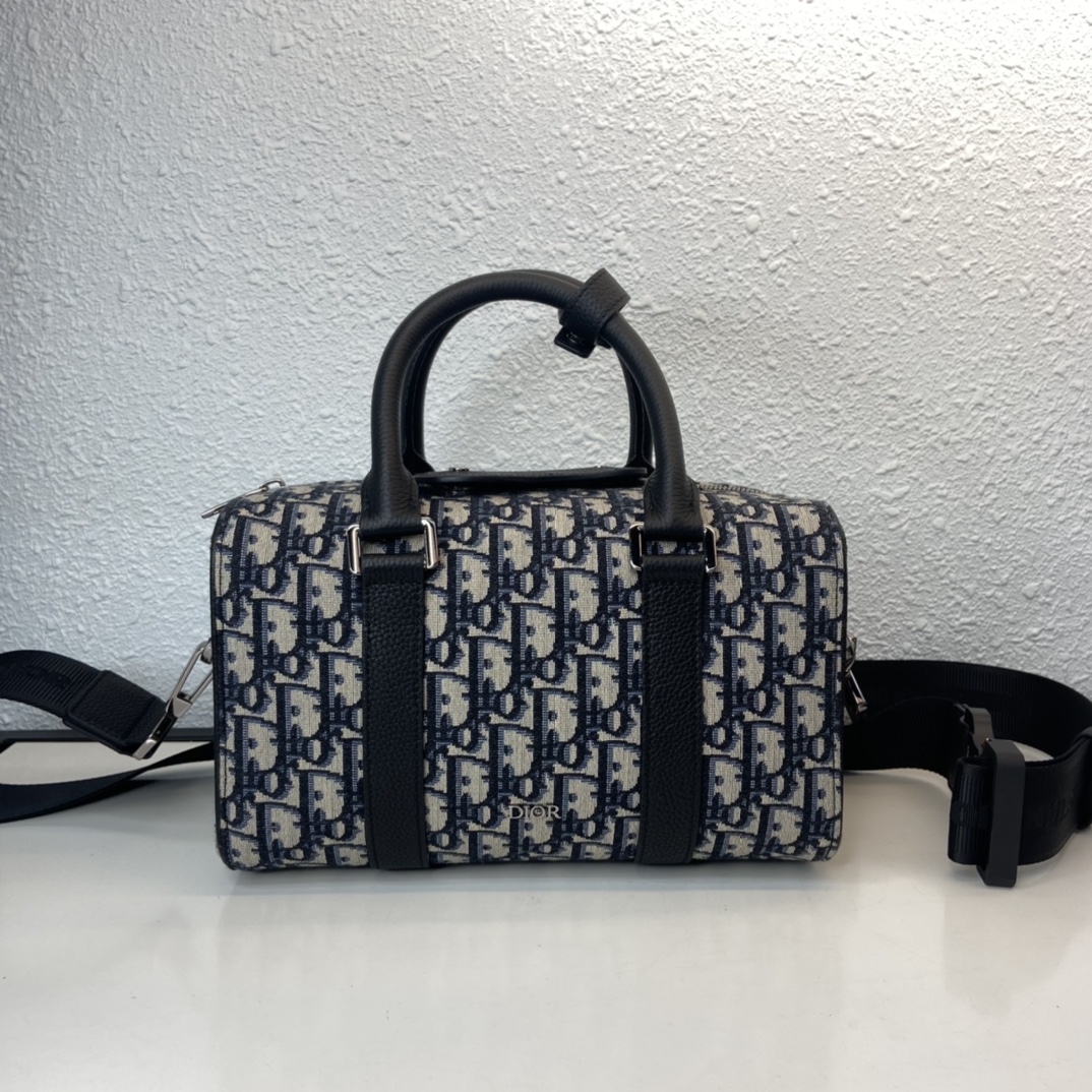 D*or oblique bag-26 x 16 x 14.5 cm