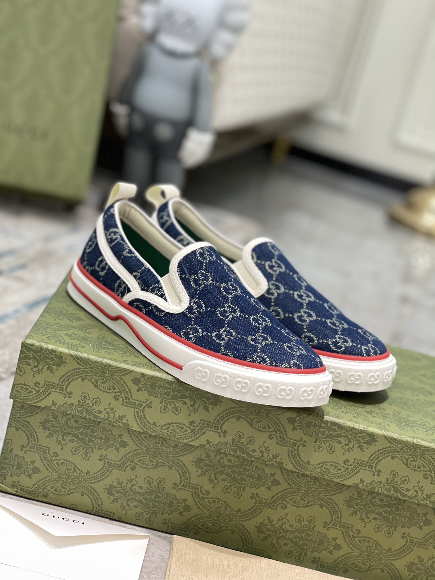 G*u*i disney sneakers