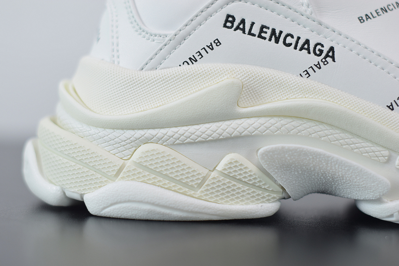 Ba*len*cia*ga triple s