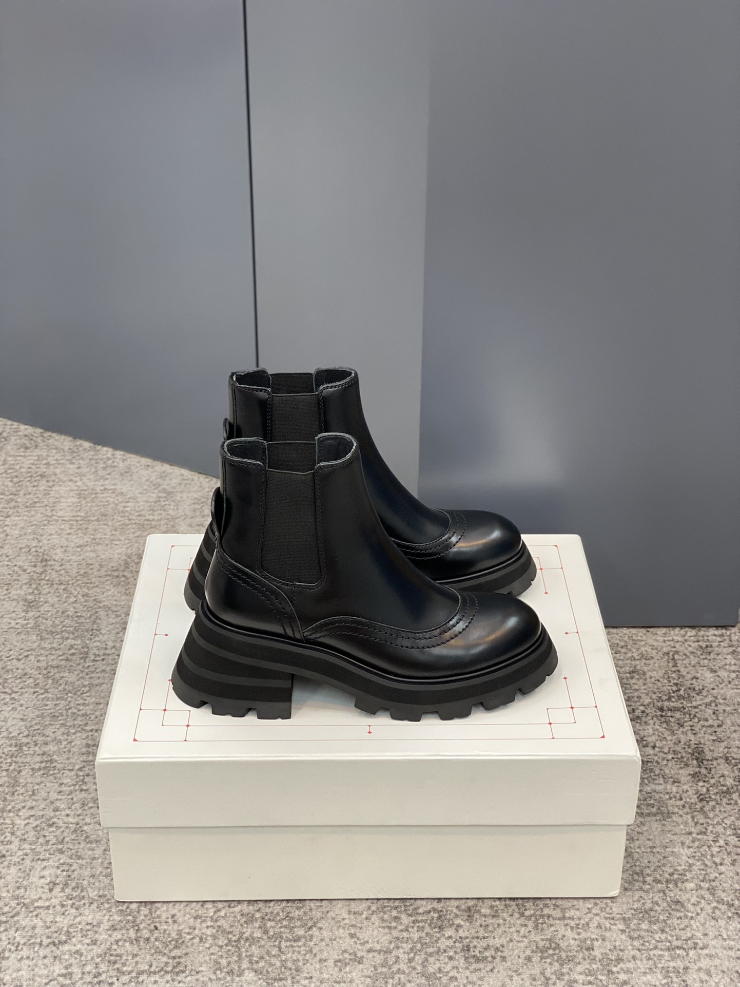 A1exa*der m*q*en boots