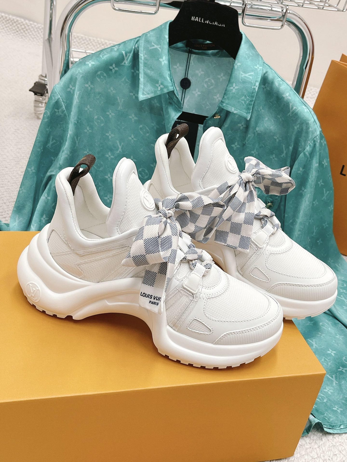 l0*is V*t0n archlight sneaker