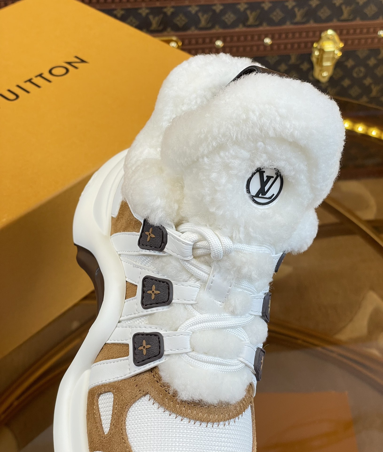 l0*is V*t0n archlight sneaker