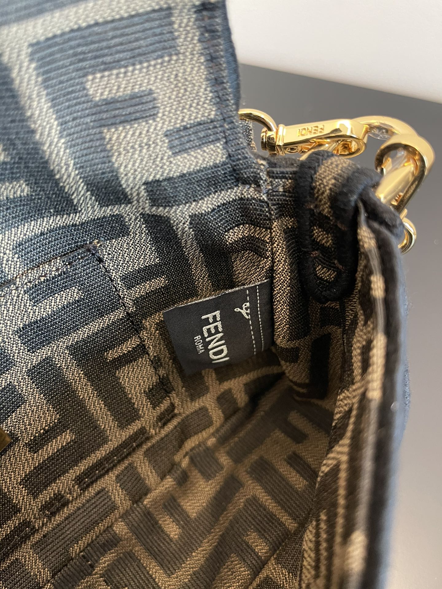 F**di small baguette bag-20x15x9cm