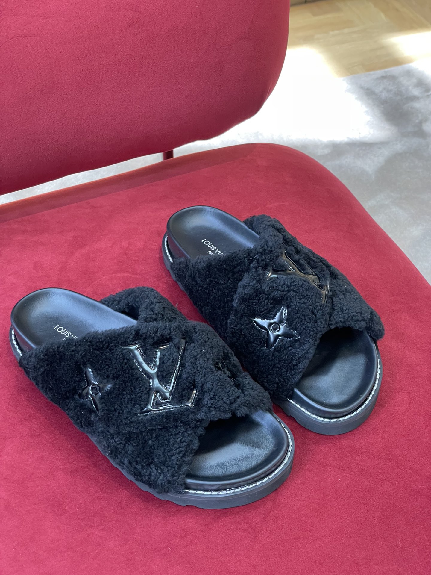 l0*is V*t0n paseo sandals