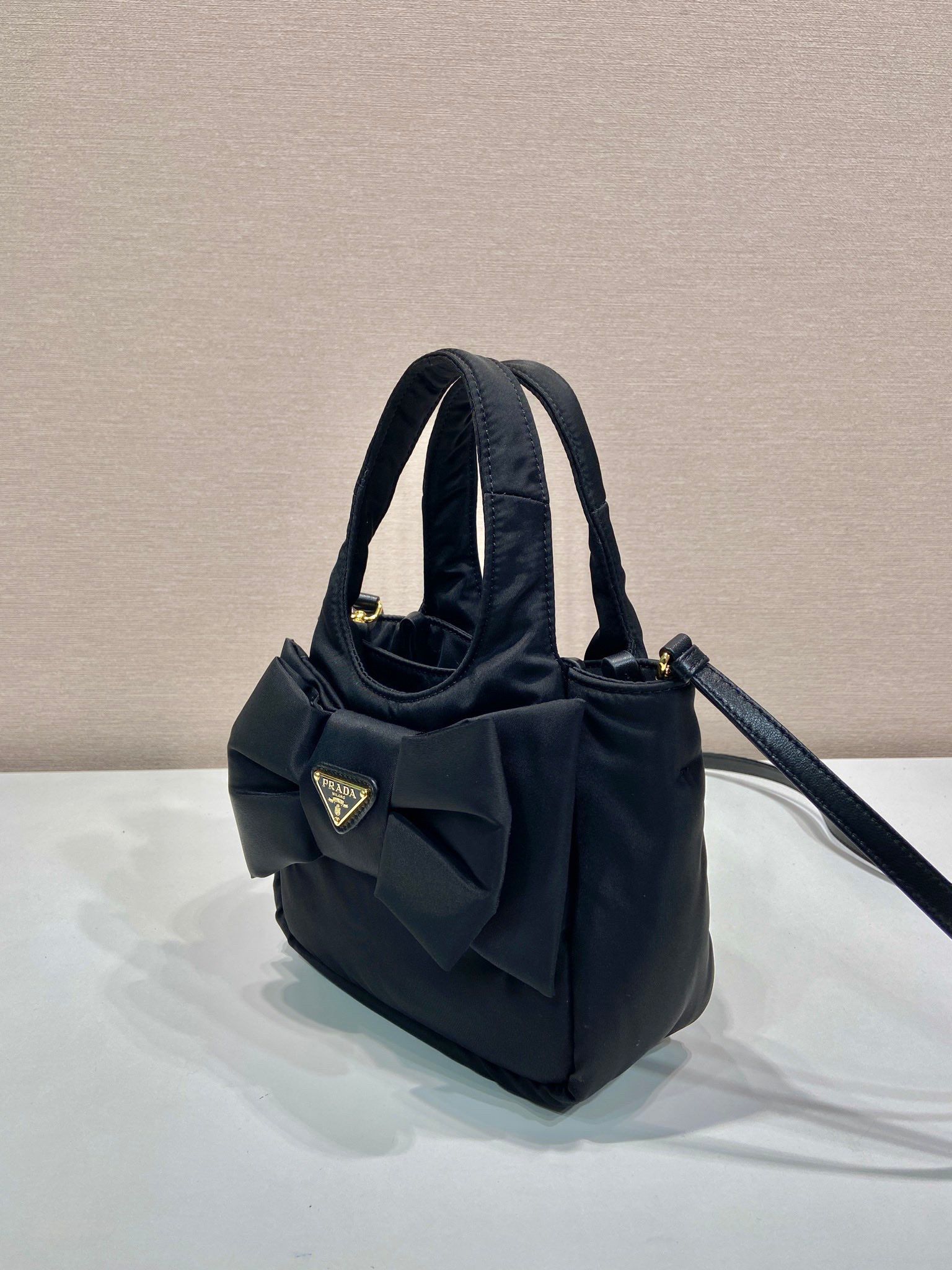 Pra*a mini bag aus gepolstertem re-nylon mit schleife-18*15.5*10