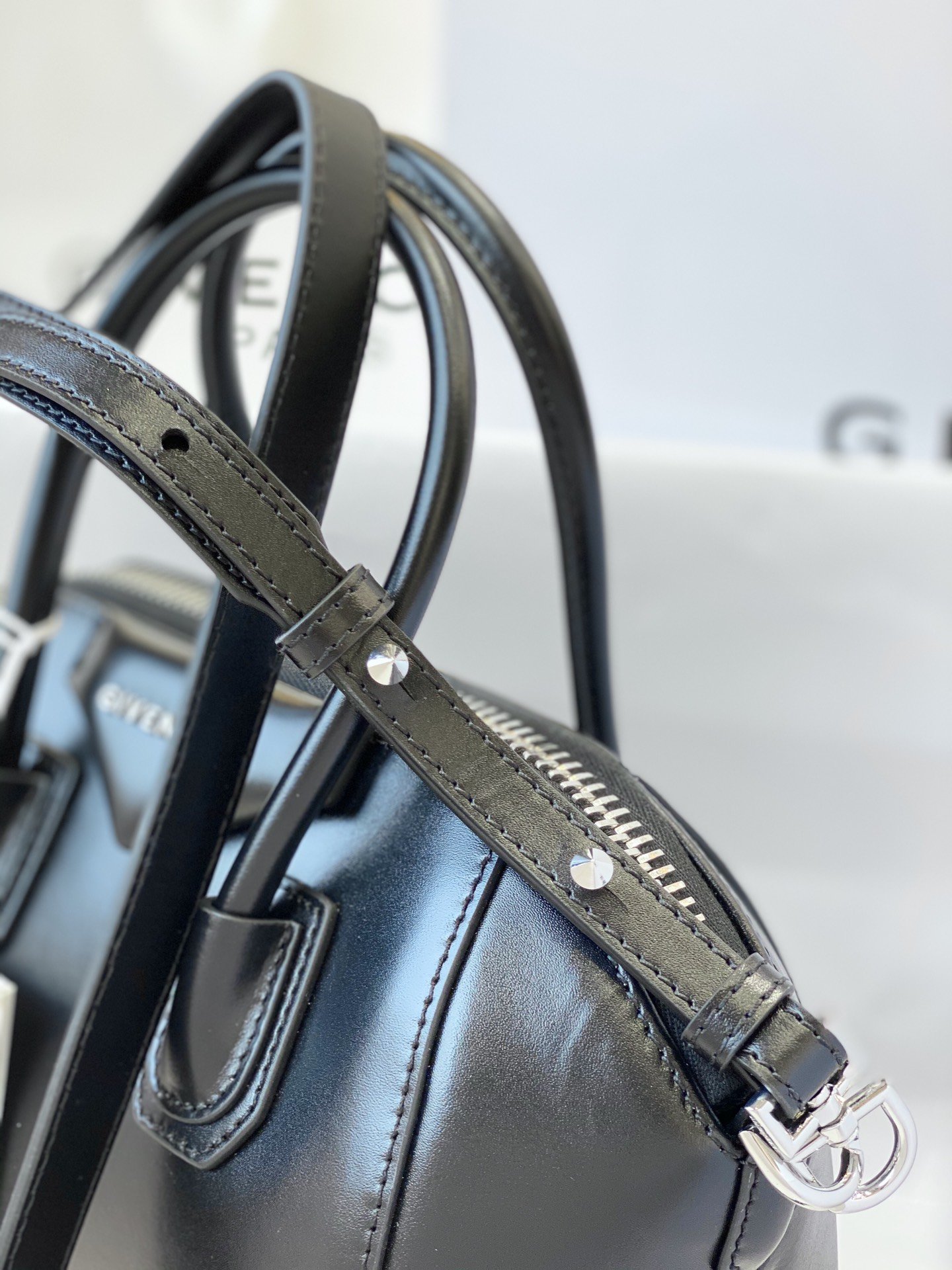 G1uenchy antigona tote