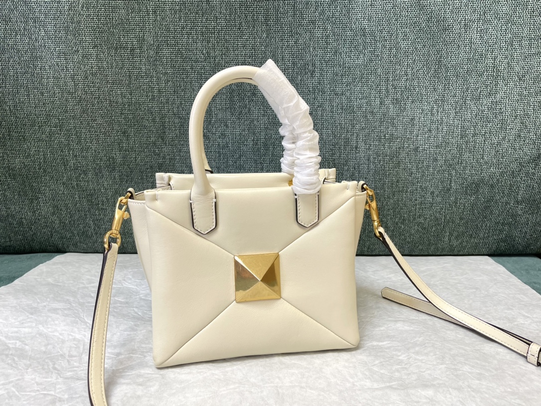 Va1e*ntin0 garavani onestud-18.5 x15x11cm