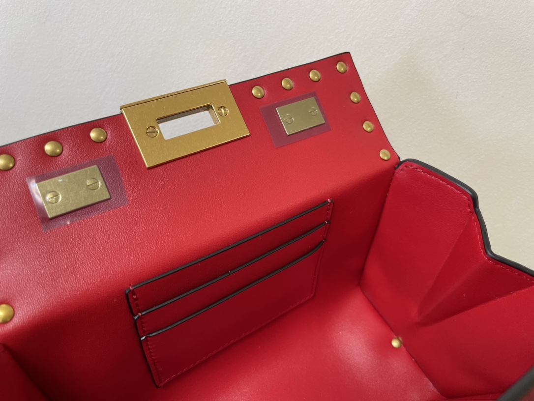 Va1e*ntin0 garavani rockstud alcove-19*12*8cm