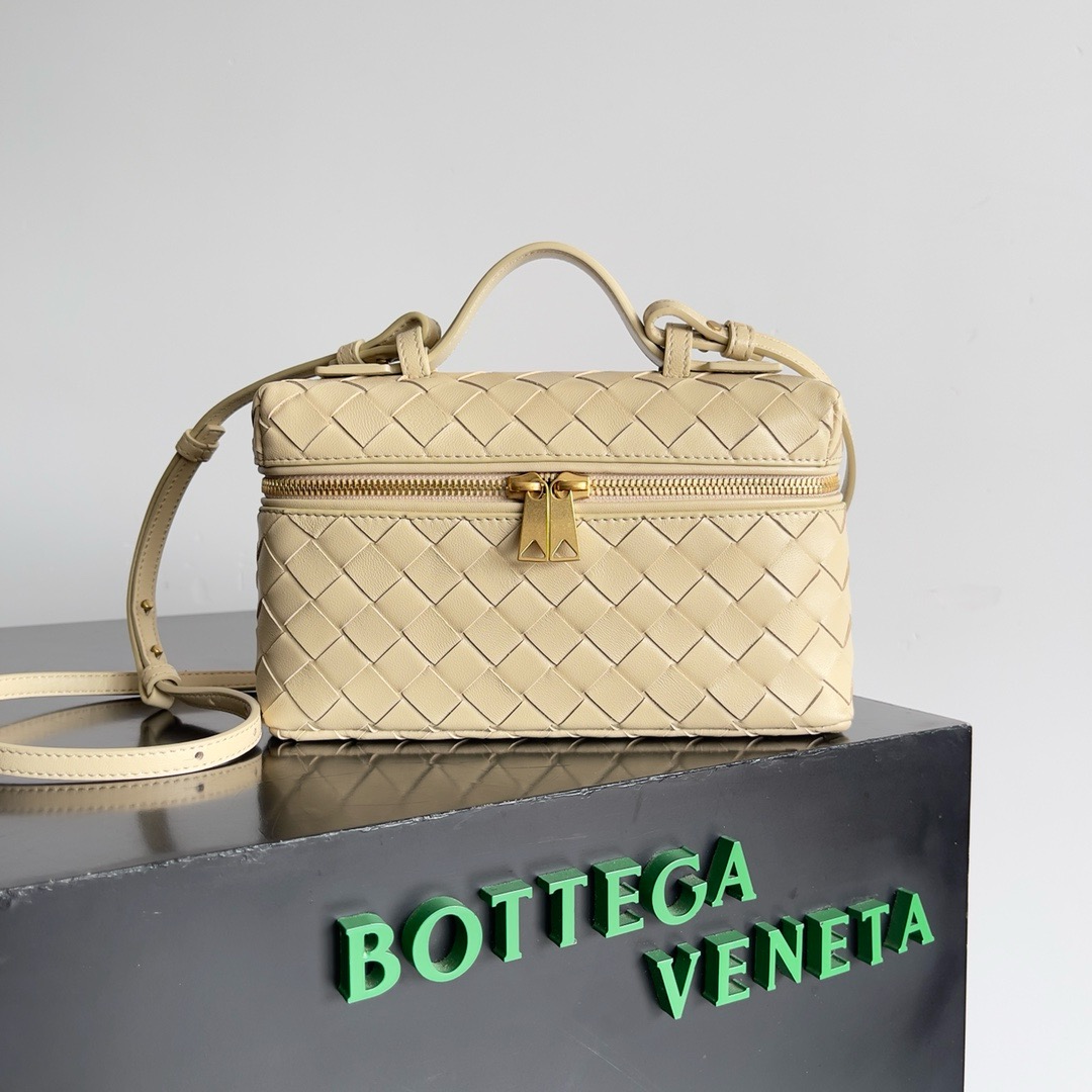 b0tte*a Ven*ta vanity case bag-22x12.5x5cm