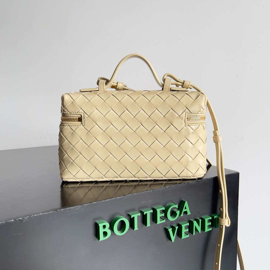 b0tte*a Ven*ta vanity case bag-22x12.5x5cm