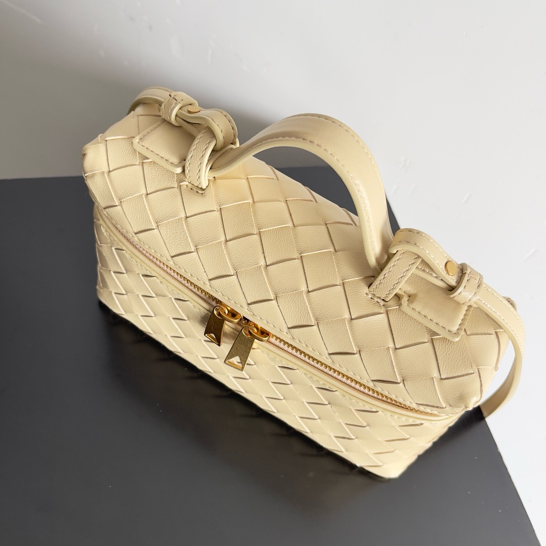 b0tte*a Ven*ta vanity case bag-22x12.5x5cm