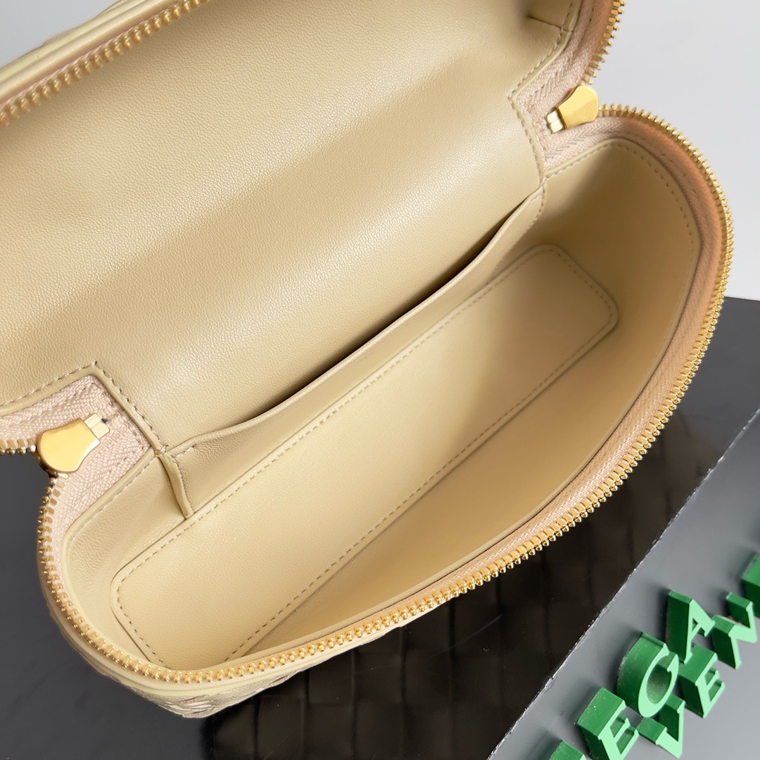 b0tte*a Ven*ta vanity case bag-22x12.5x5cm