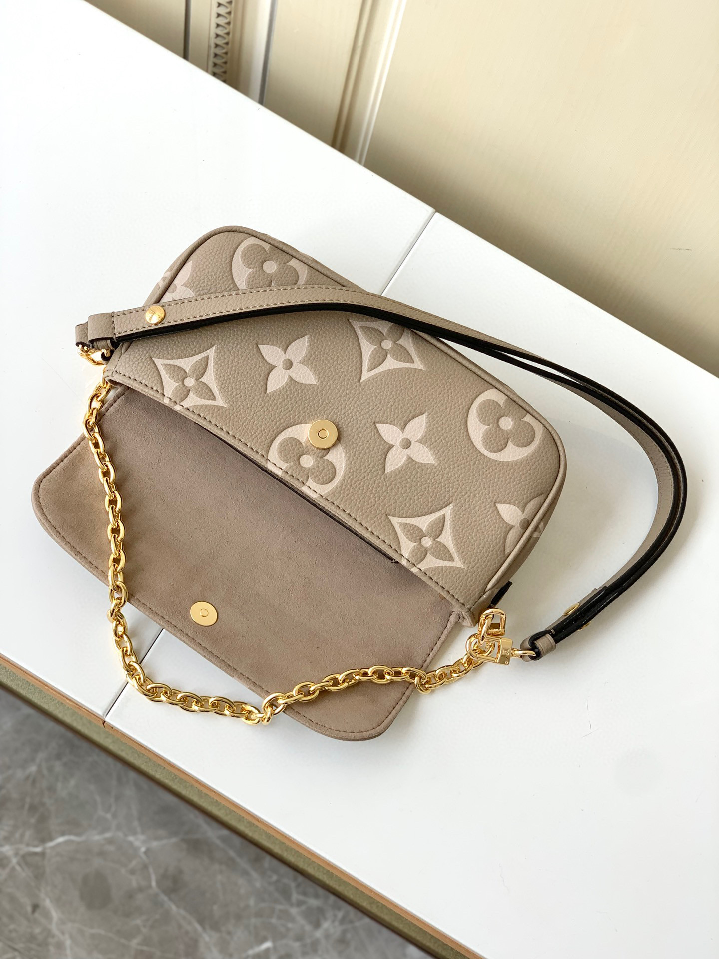 l0*is V*t0n wallet on chain ivy-23.5 x 12.0 x 4.3 cm