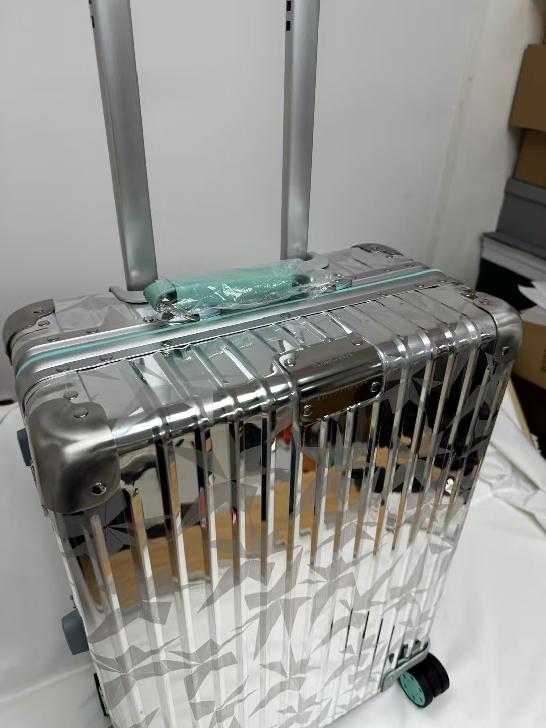 r1m0wa lU*gage-‭20inch