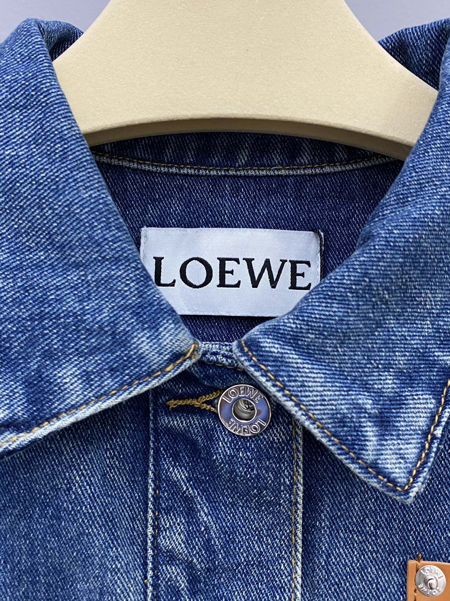 l0ew* anagram-debossed De*1m jacket