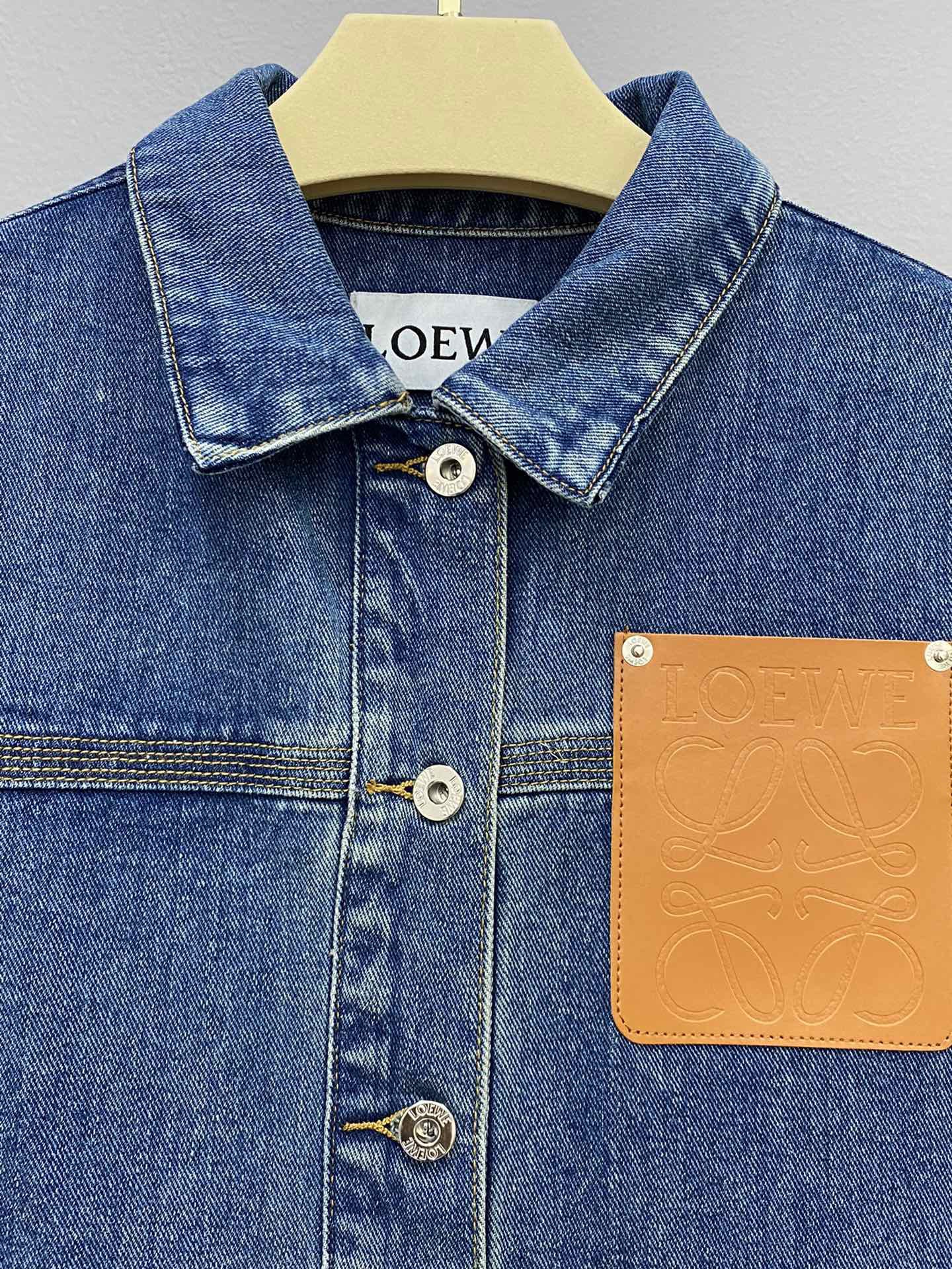 l0ew* anagram-debossed De*1m jacket