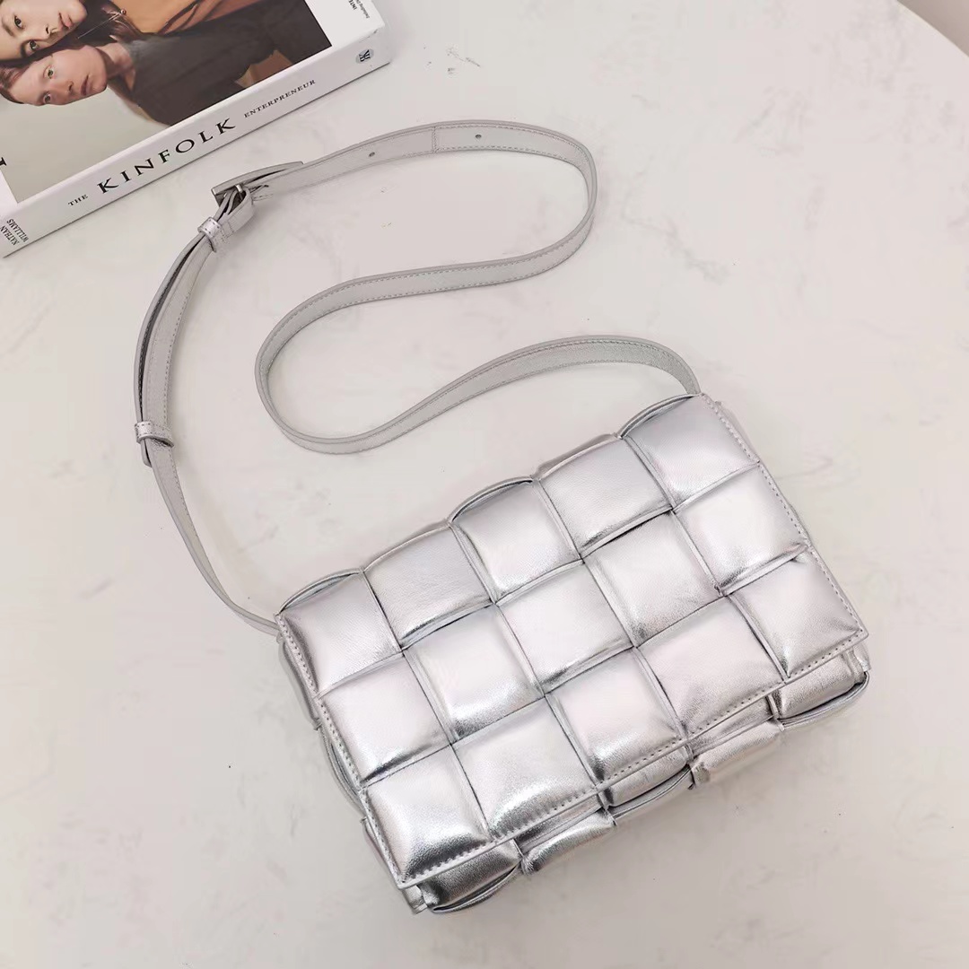 b0tte*a Ven*ta padded cassette bag-26*18*8cm