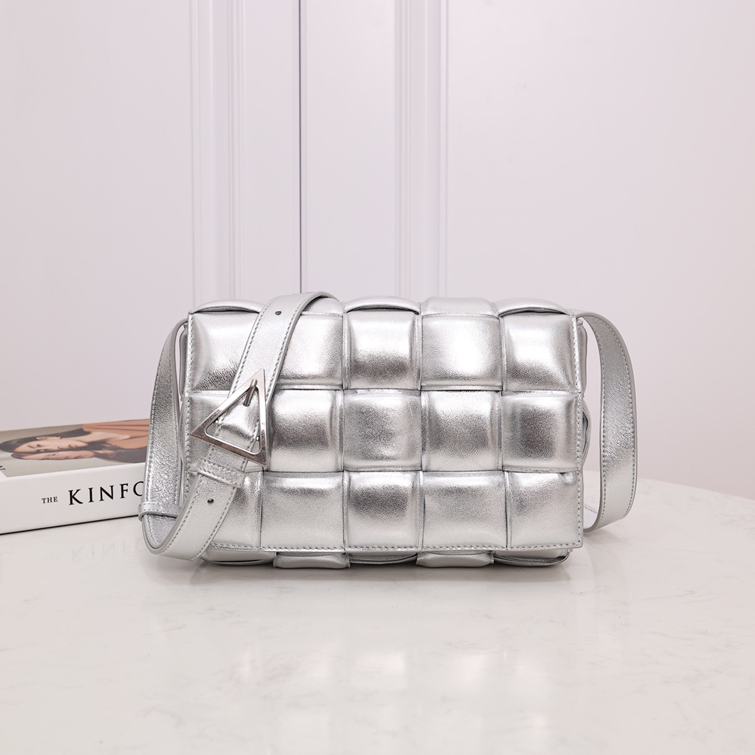 b0tte*a Ven*ta padded cassette bag-26*18*8cm