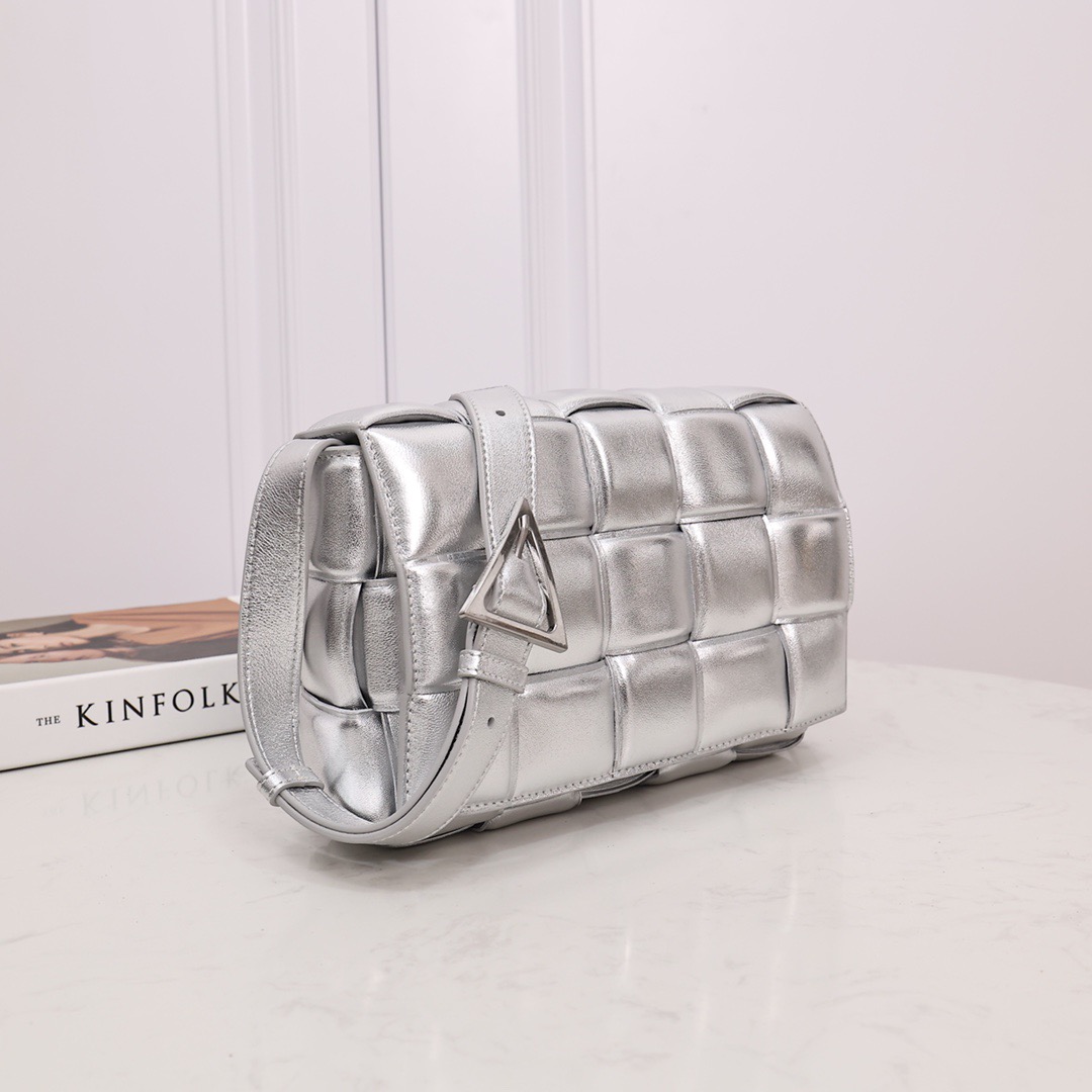 b0tte*a Ven*ta padded cassette bag-26*18*8cm